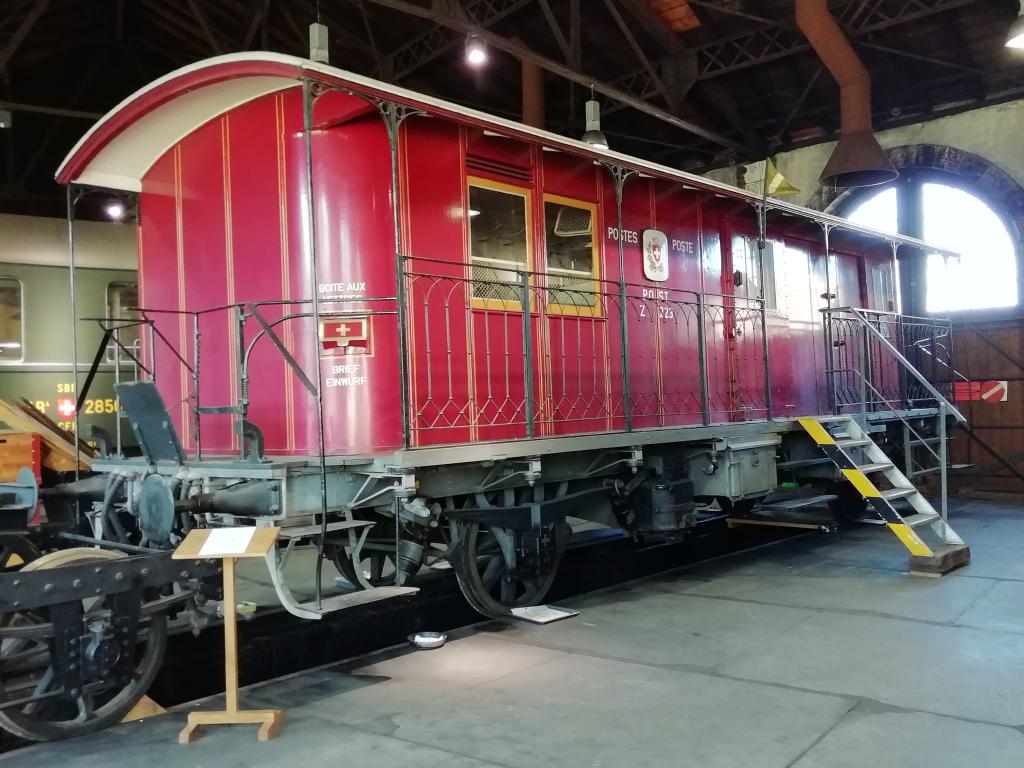 Vista del pasillo lateral del furgón postal Z 223