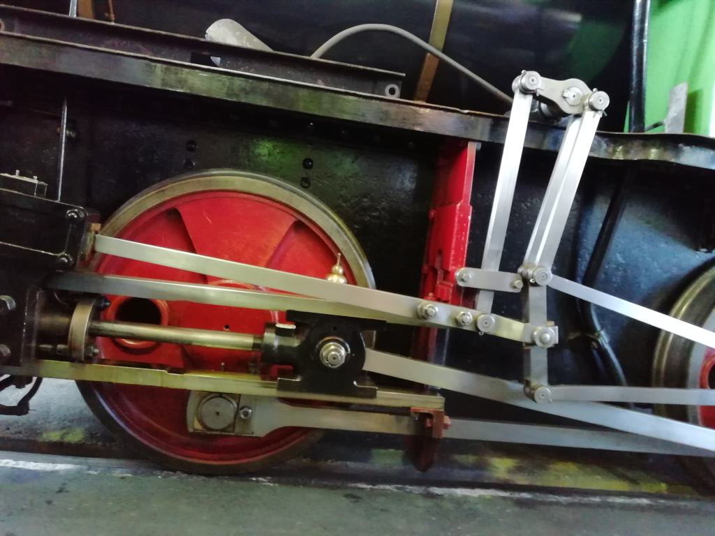 Ruedas aligeradas pero sin radios y sistema de tracción y cambio de marcha por bielas