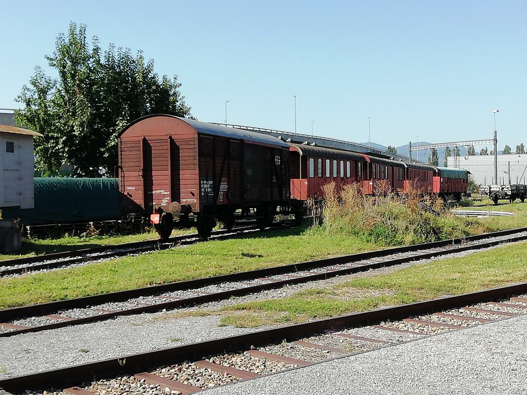 Conjunto de coches y vagones en las vías exteriores de la rotonda