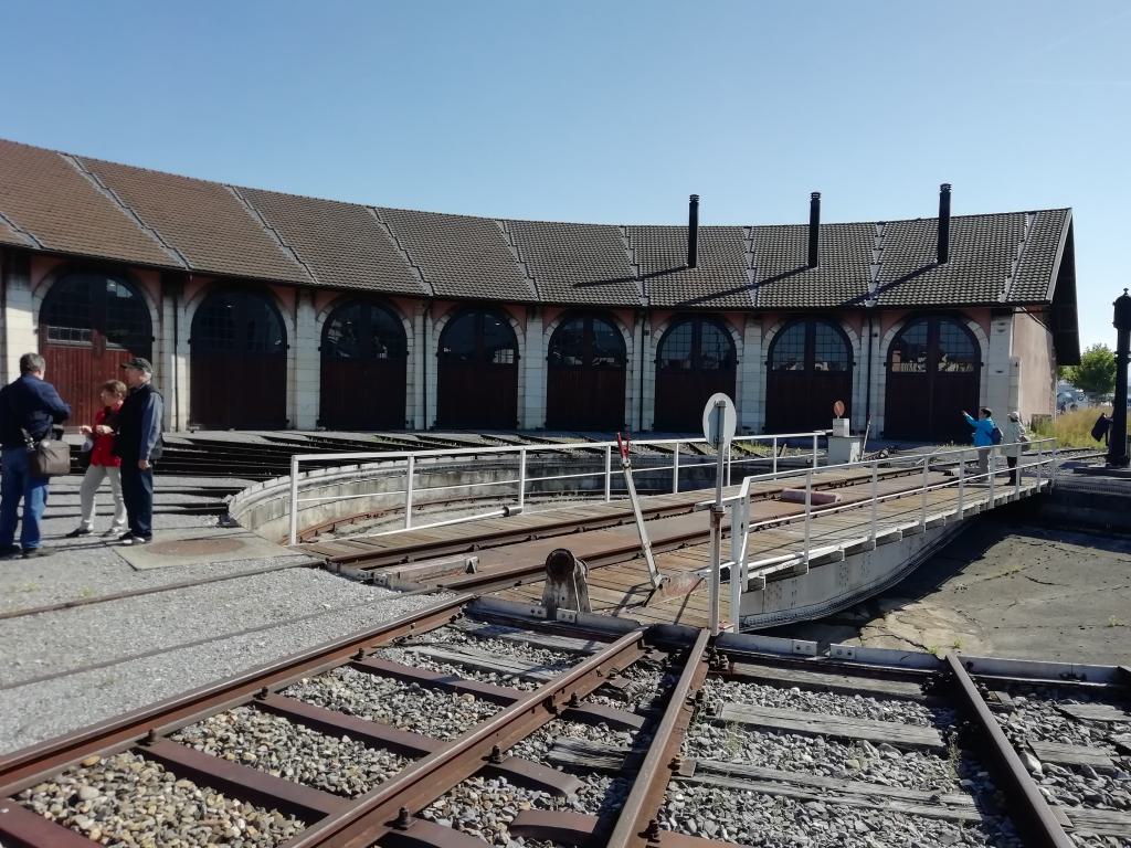 Vista exterior de la rotonda con el puente giratorio