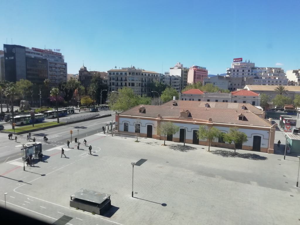 Vista de la antigua estación de los Ferrocarriles de Mallorca (la moderna está soterrada) y la Plaza de España, el centro neurálgico de Palma