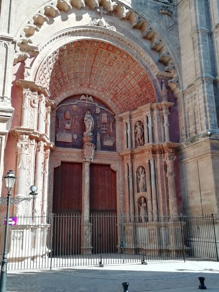 Portal mayor de la catedral de estilo plateresco de los años 1594-1601