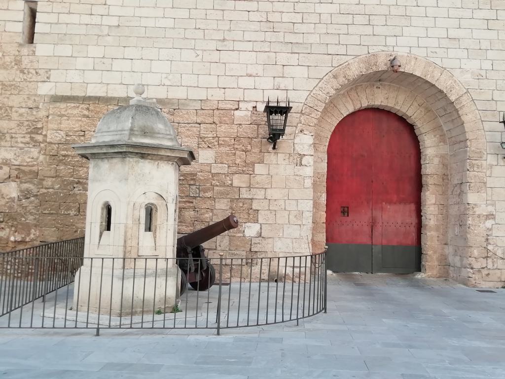 Puerta lateral del Palacio de la Almudaina