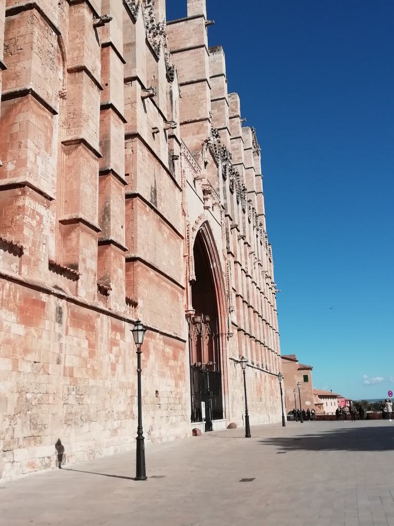 Contrafuertes y puerta de mediodía, también llamada del Mirador