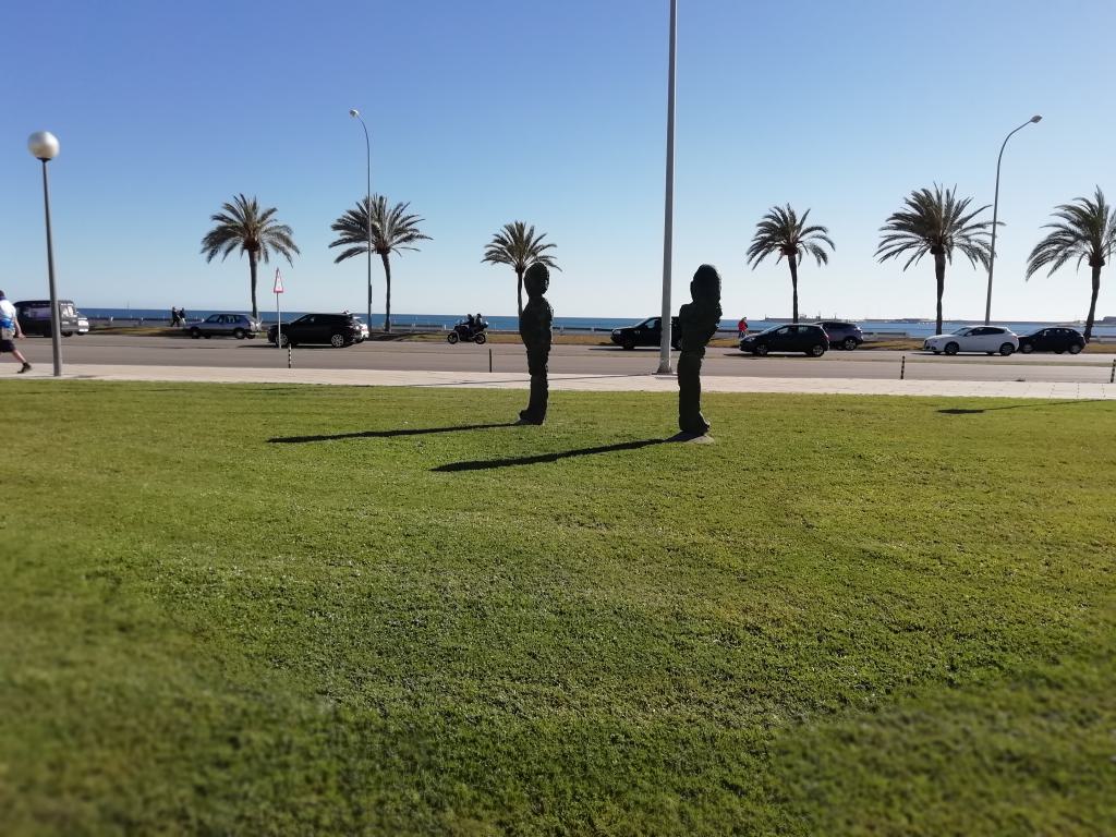 Parc de la Mar, al fondo la bahía de Palma que contrasta con la Avenida de Gabriel Roca llena de coches (Ma19)