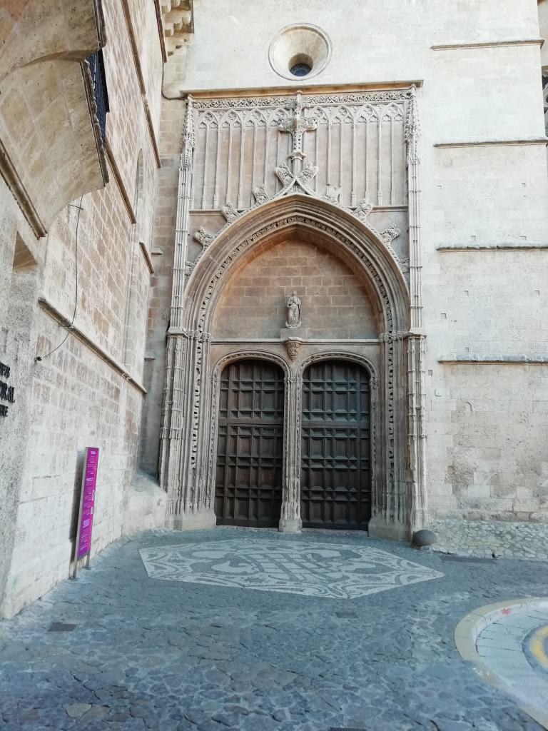 Fachada de la Almoina en la Catedral (sitio por dónde se entra)