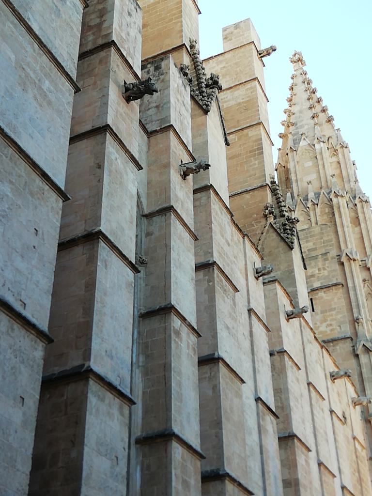 Gárgolas y adornos sobresalen de los contrafuertes