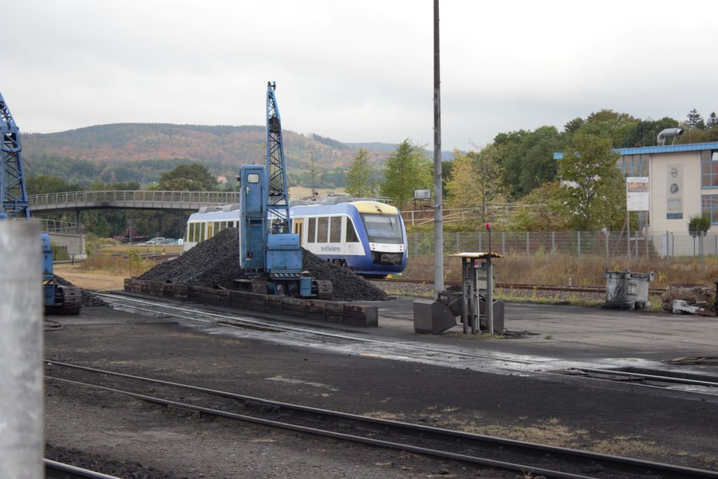 Por detrás del depósito de carbón podemos ver un automotor de la compañía privada HEX (HarzElbeExpress) con destino a Goslar