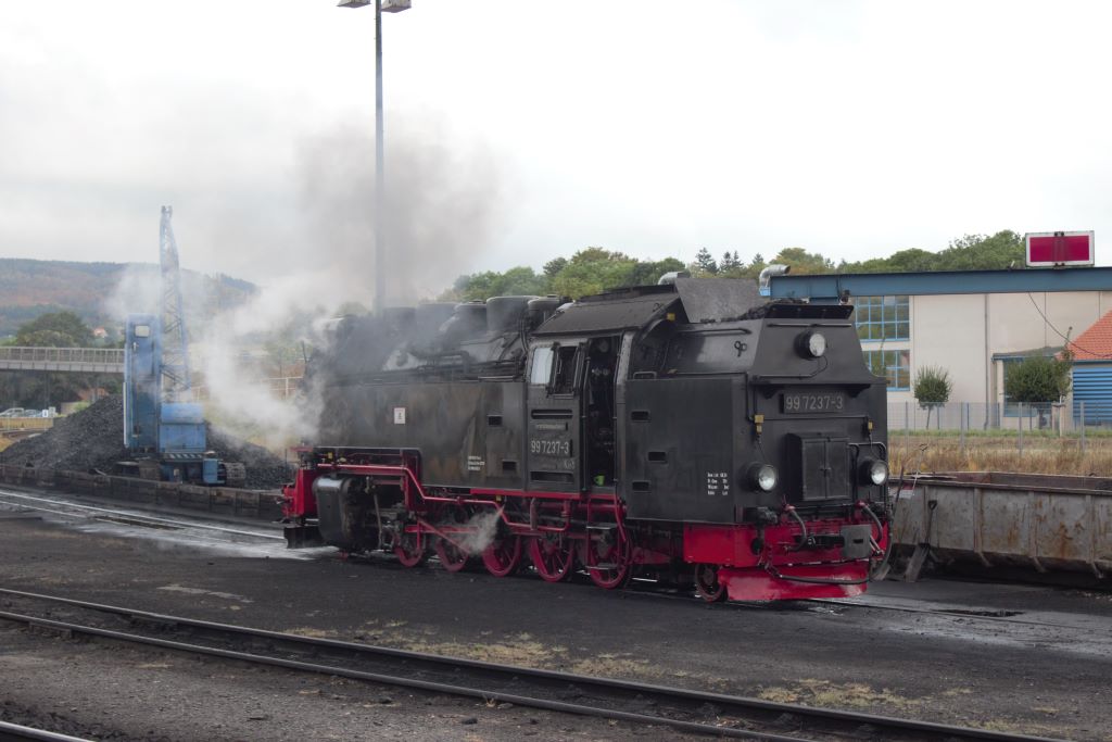 Locomotora 1E1 del HSB vista por detrás preparándose para tomar carbón
