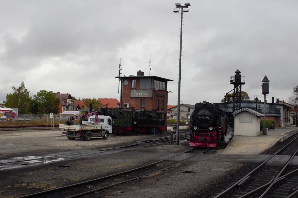 Vista del depósito de vapor con la torre de enclavamiento al fondo