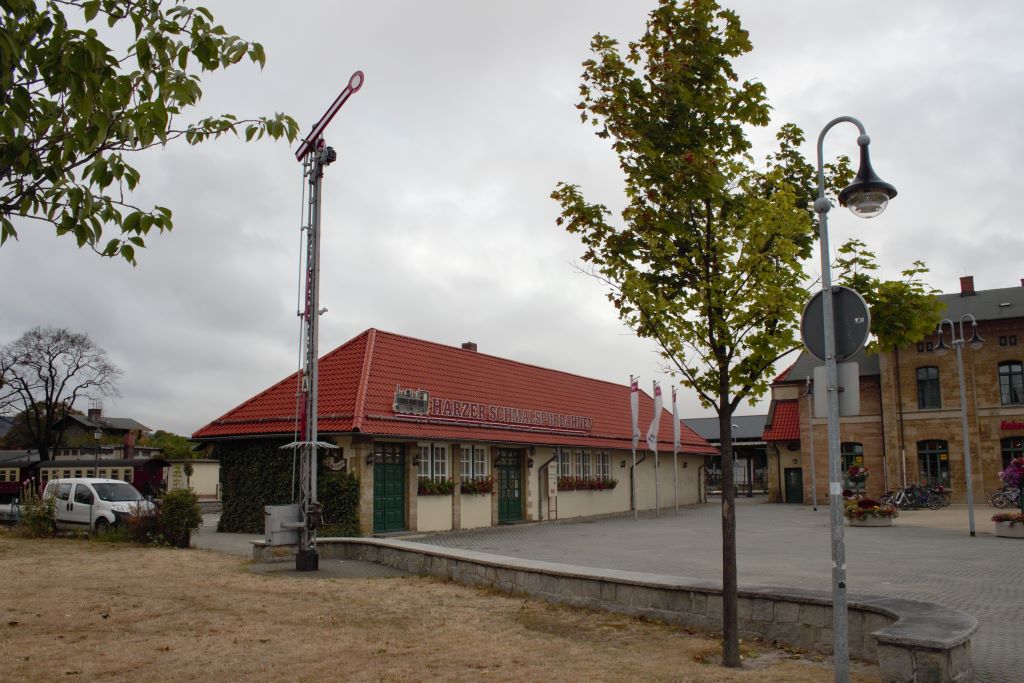 Vista desde fuera de la estación del HSB (Harzer Schmalspurbahnen)