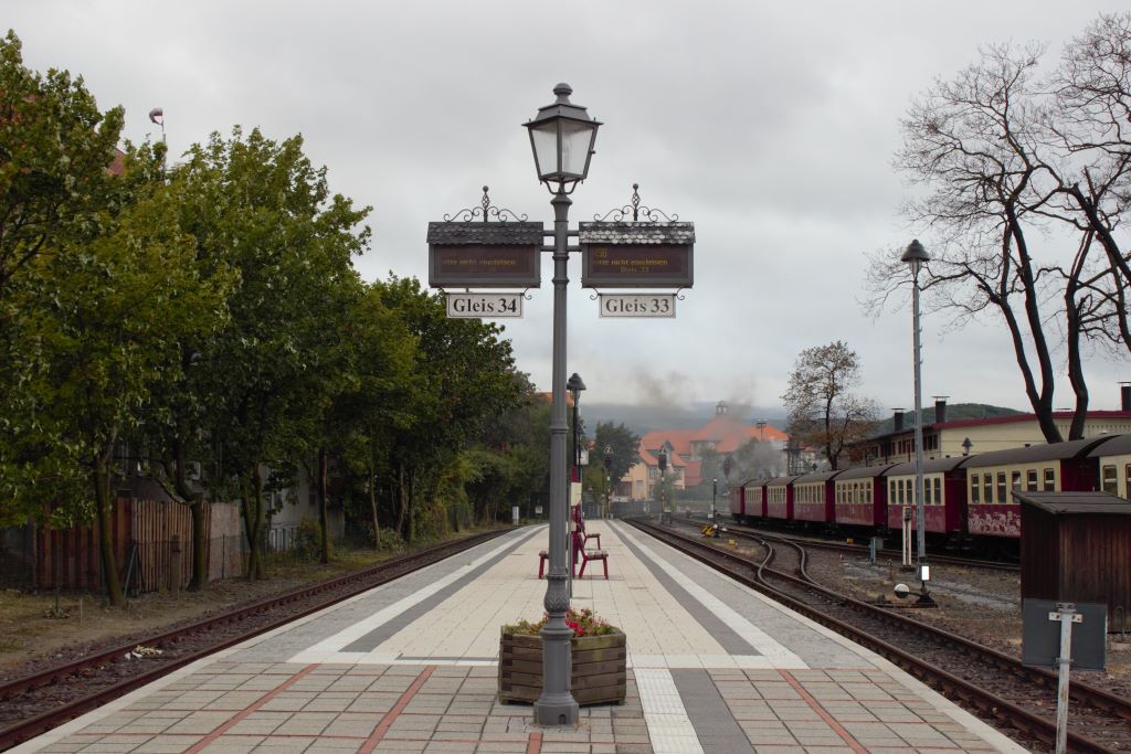 Letreros de los destinos y vías en formato antiguo colgados de una farola