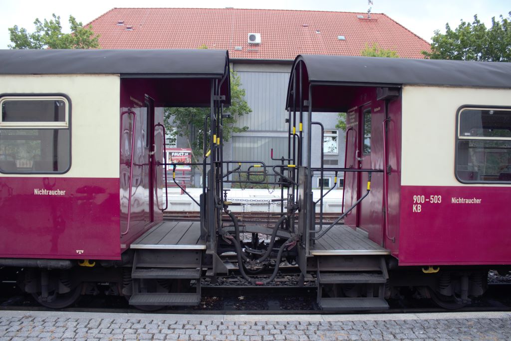 Balconcillos de los coches y pasillo de intercomunicación entre coches protegido con pasamanos abatibles