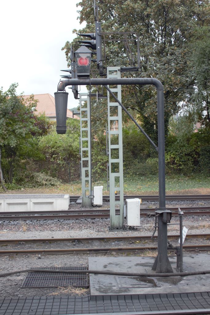 Aguada con mecanismo de llenado del tanque situada al comienzo del andén
