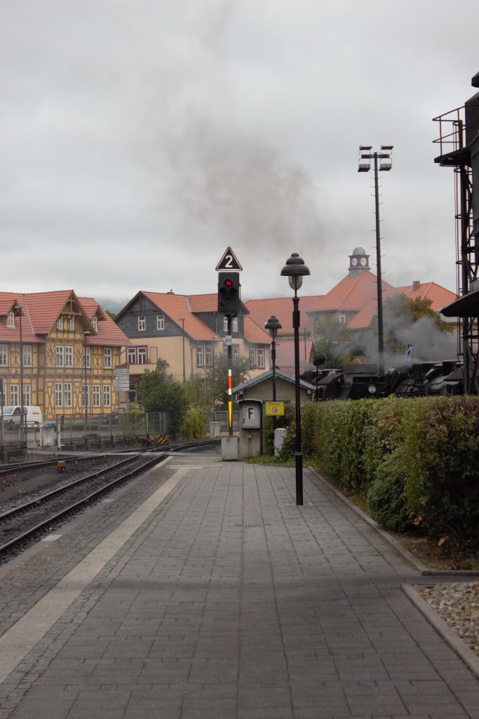 Semáforo de salida de la vía métrica, con un máximo de 20 km/h