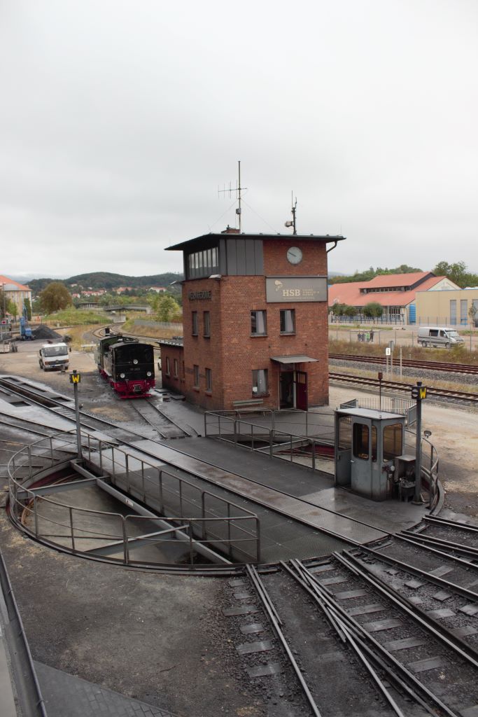 La torre de enclavamientos y la plataforma giratoria vistas desde el mirador