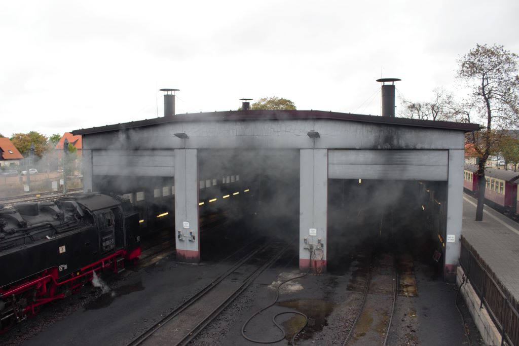 Talleres de mantenimiento y puesta en marcha de las locomotoras tanque, en el centro vía estuchada