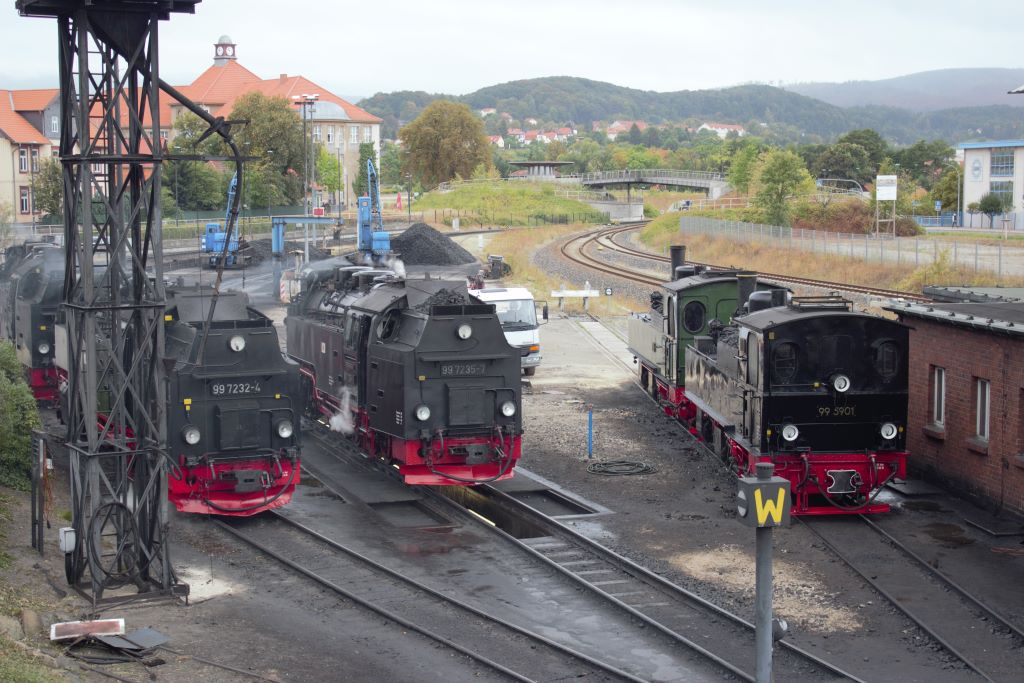 Via con foso en dónde se verifica el estado de los bajos de las locomtoras, las locomotoras tanque llevan la carbonera abierta