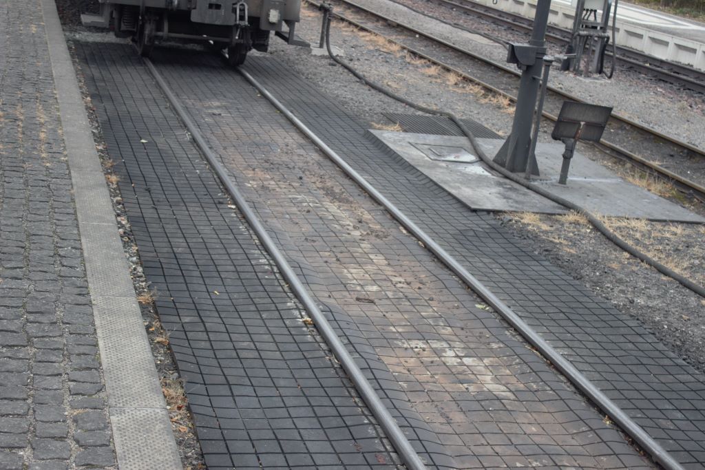 Alfombra de goma sobre el balasto irregular