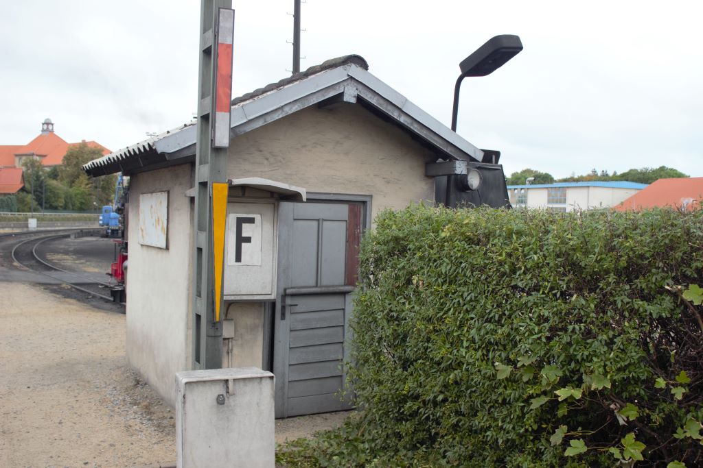 Caseta que delimita el espacio entre el andén de la estación y las vías del depósito. Supongo que en su día sería para el guardabarrera del paso a nivel, que hoy está siempre cerrado