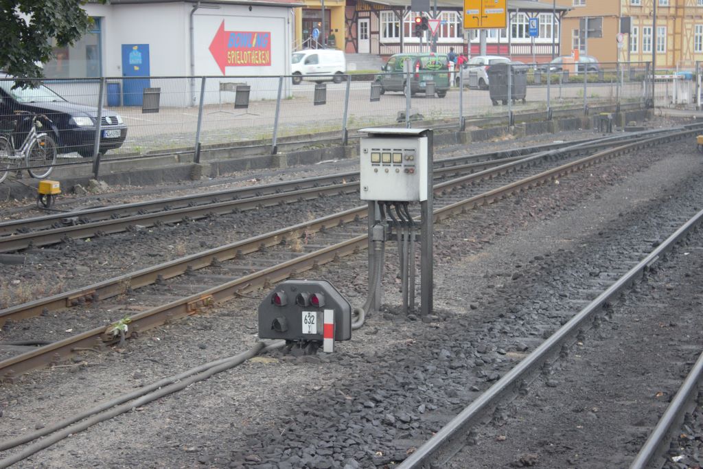 Semáforo de maniobras y panel de comprobación de las tres vías de la estación