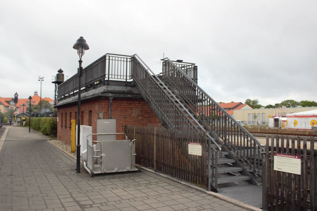 Observatorio de la estación sobre un edificio. Es accesible desde el andén principal de la estación