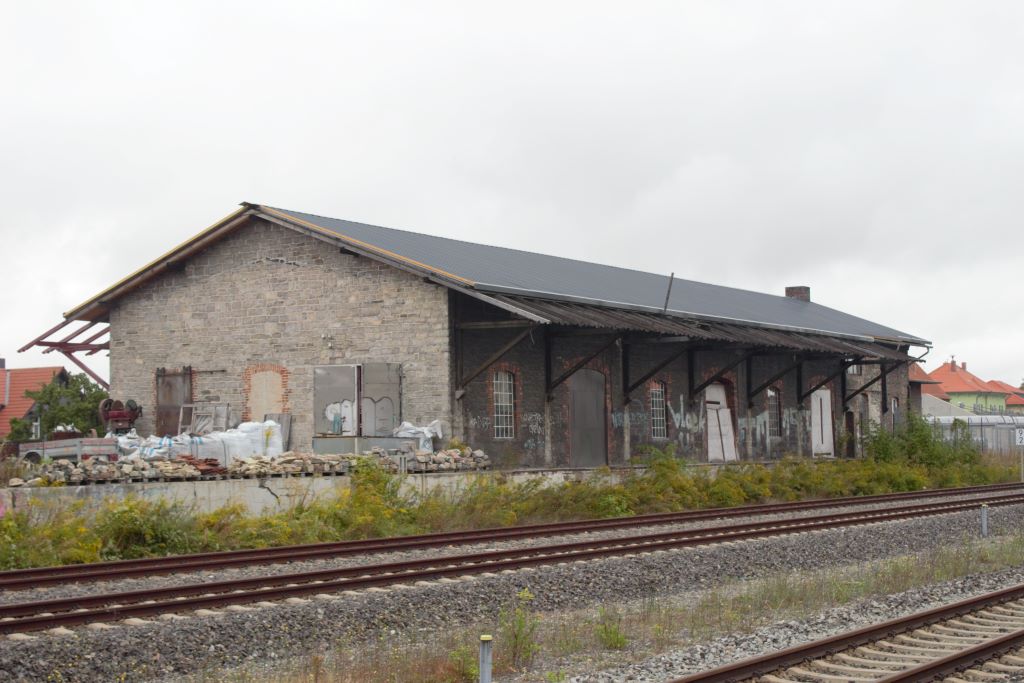 Almacén de mercancías en estado de reparación, al otro lado de la estación y de la vía exterior de sobrepaso