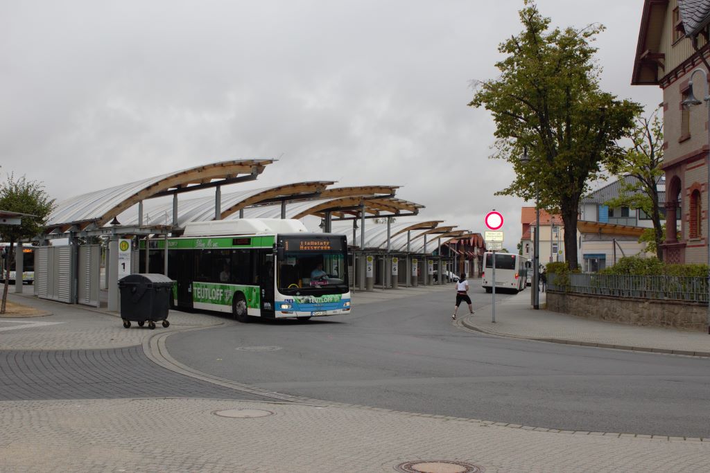 Estación de autobuses en la parte exterior y a la derecha de la fachada de la estación