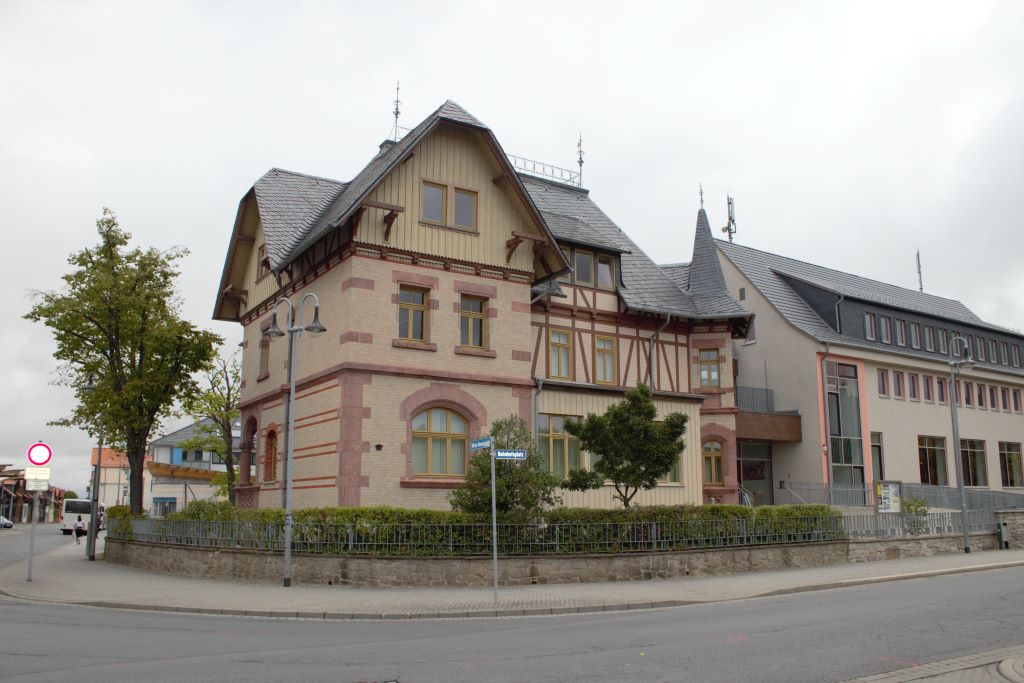 Villa en la esquina de la plaza de la estacion con Kleine Dammstraße