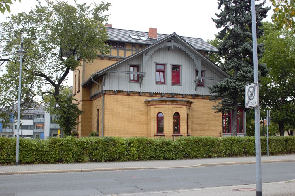 Villa residencial en la plaza de la estación 5, típicamente alemana y por la forma del soporte del tejado de forma redonda muy habitual en esta zona