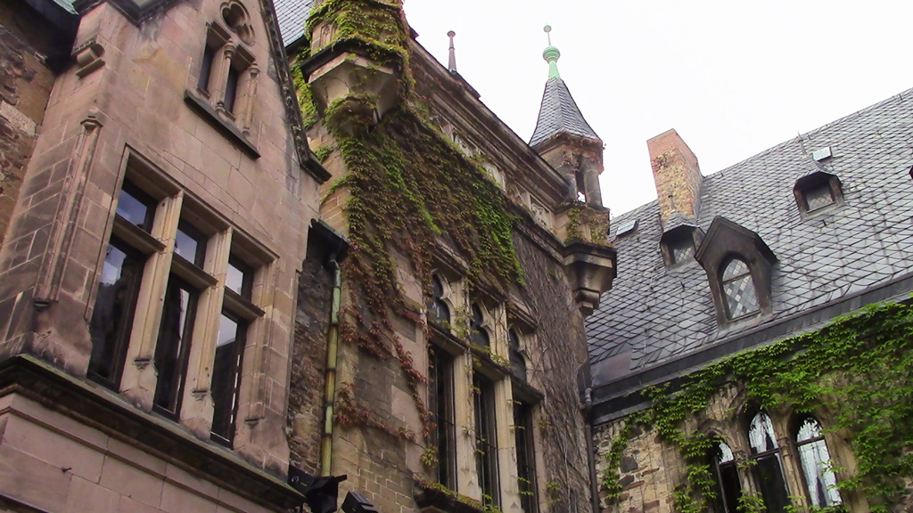 Almenas de la torre vistas desde el patio