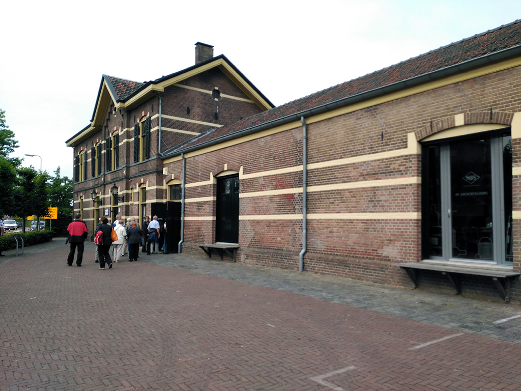 Estación y almacén (convertido en tienda)