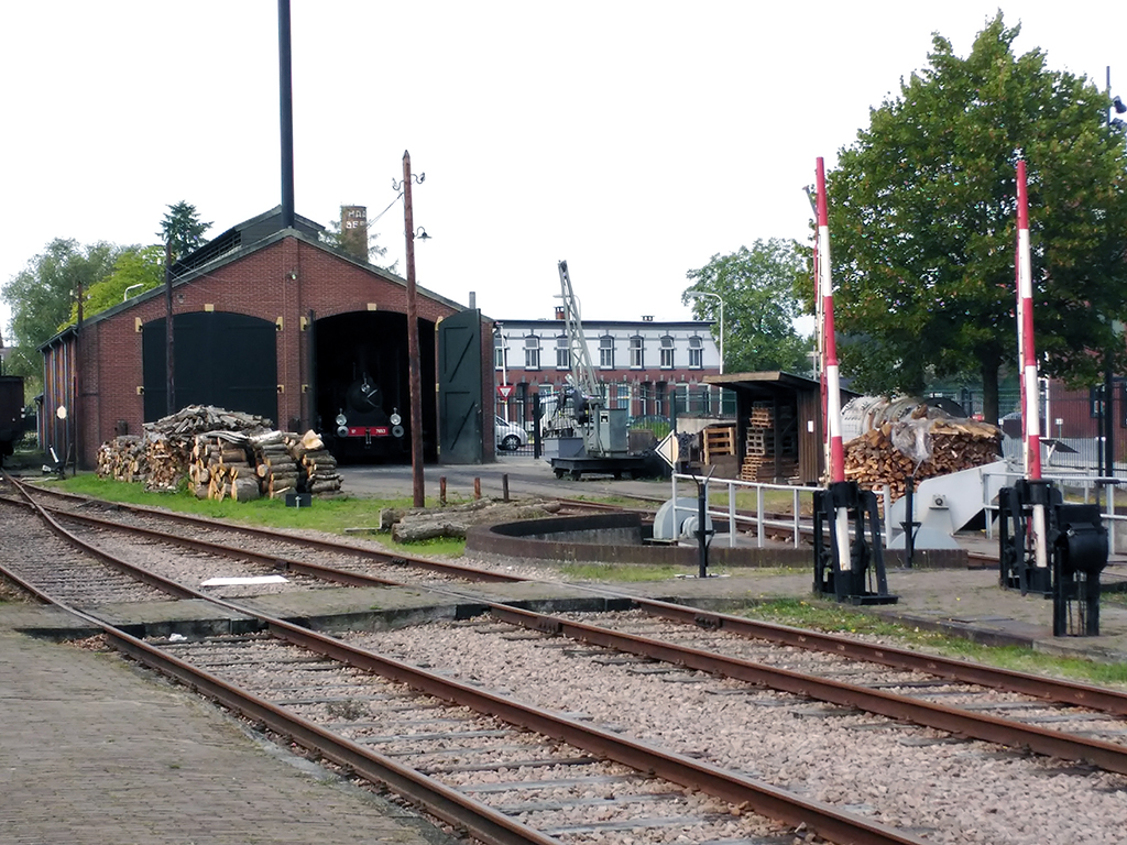 Cocherón de locomotoras tras la plataforma