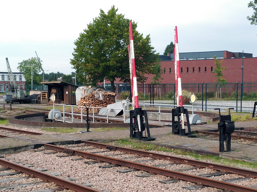 Plataforma giratoria y paso a nivel de peatones