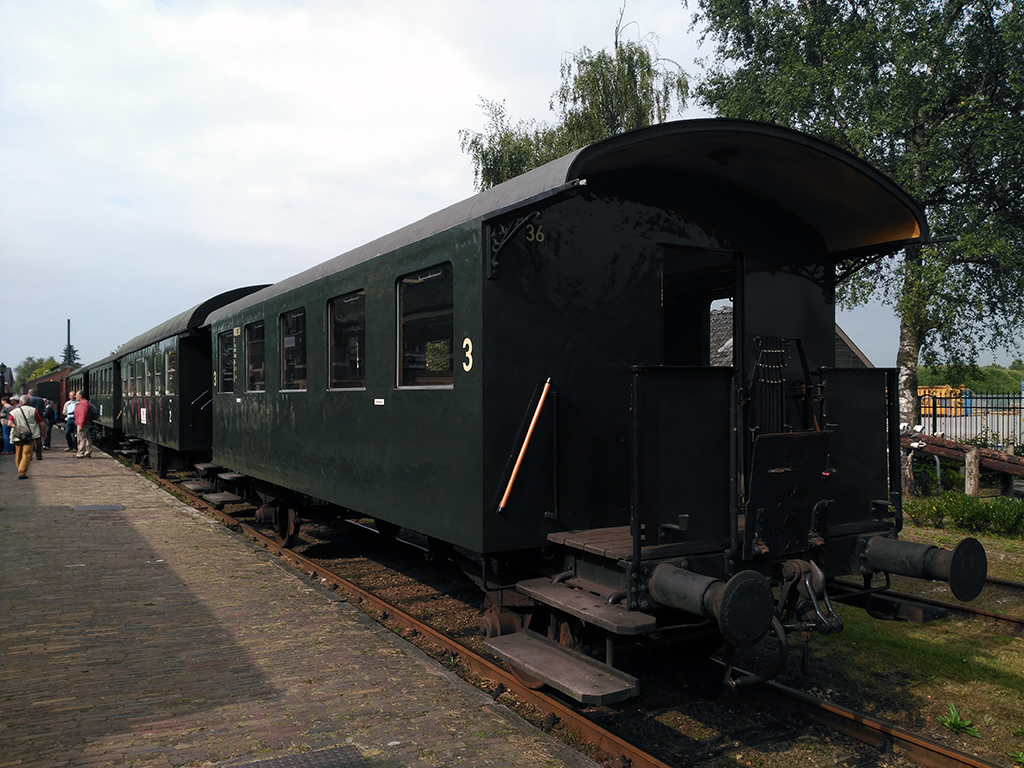 Tren dispuesto con vagones llamados Cajas de Truenos