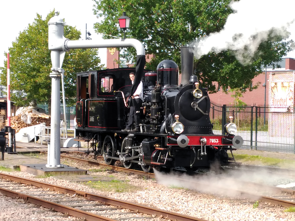 Locomotora 7853 Tigerli rellenando los depósitos de agua