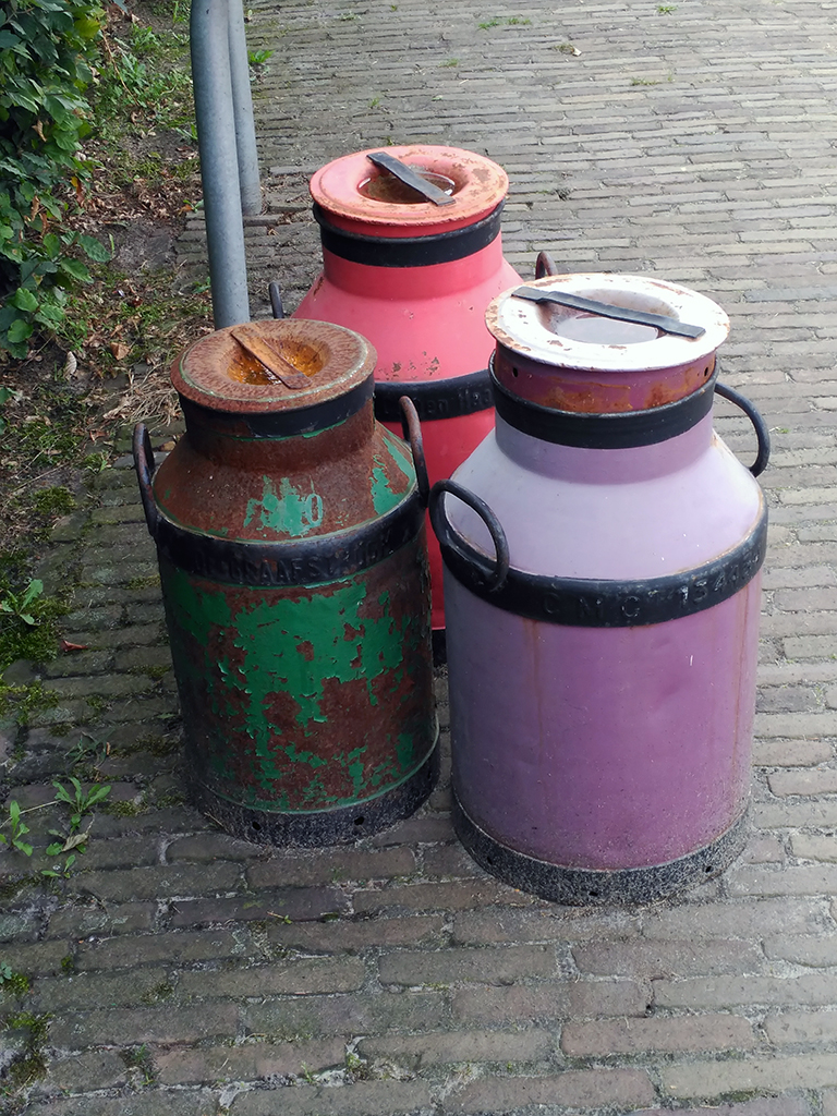 Lecheras abandonadas en el andén principal