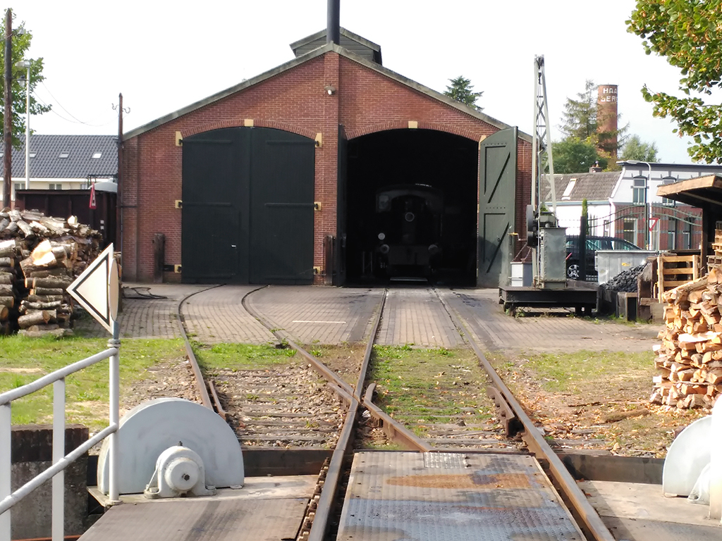 Cocherón con varias locomotoras en orden de marcha.