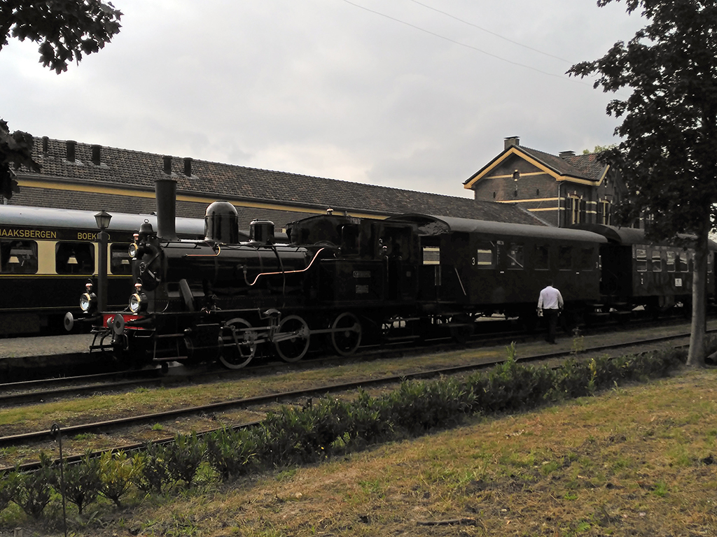 Tren visto desde el pequeño andén secundario