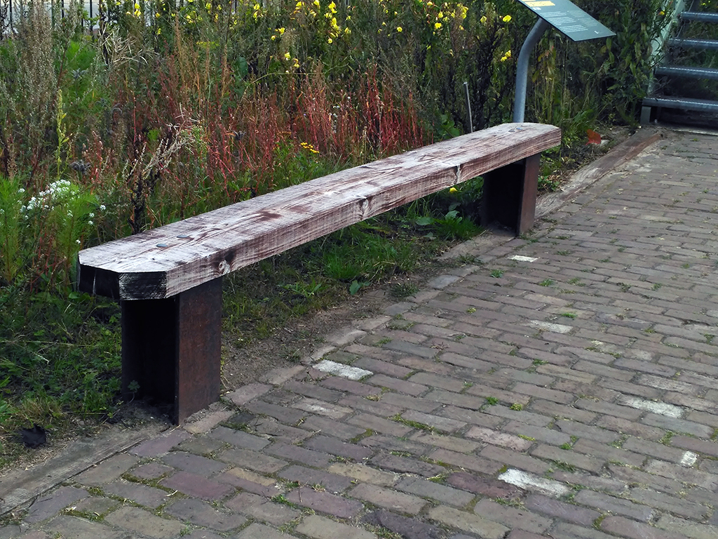 Sencillo banco para sentarse con una madera sobre dos vigas