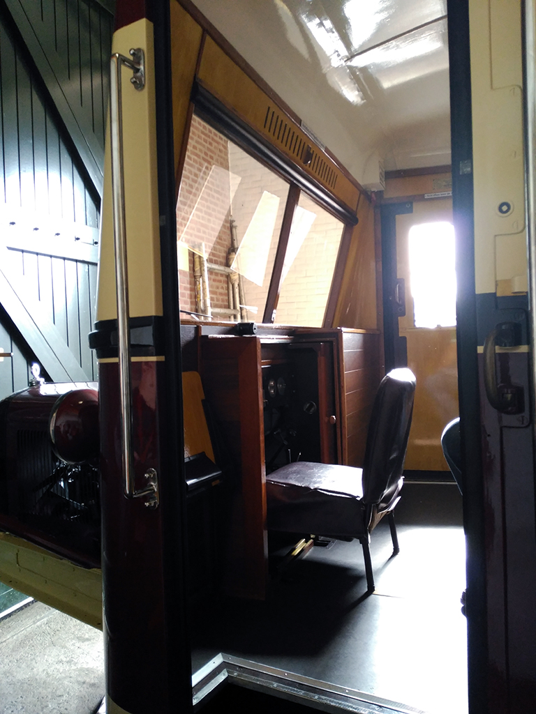 Cabina de conducción del mismo automotor