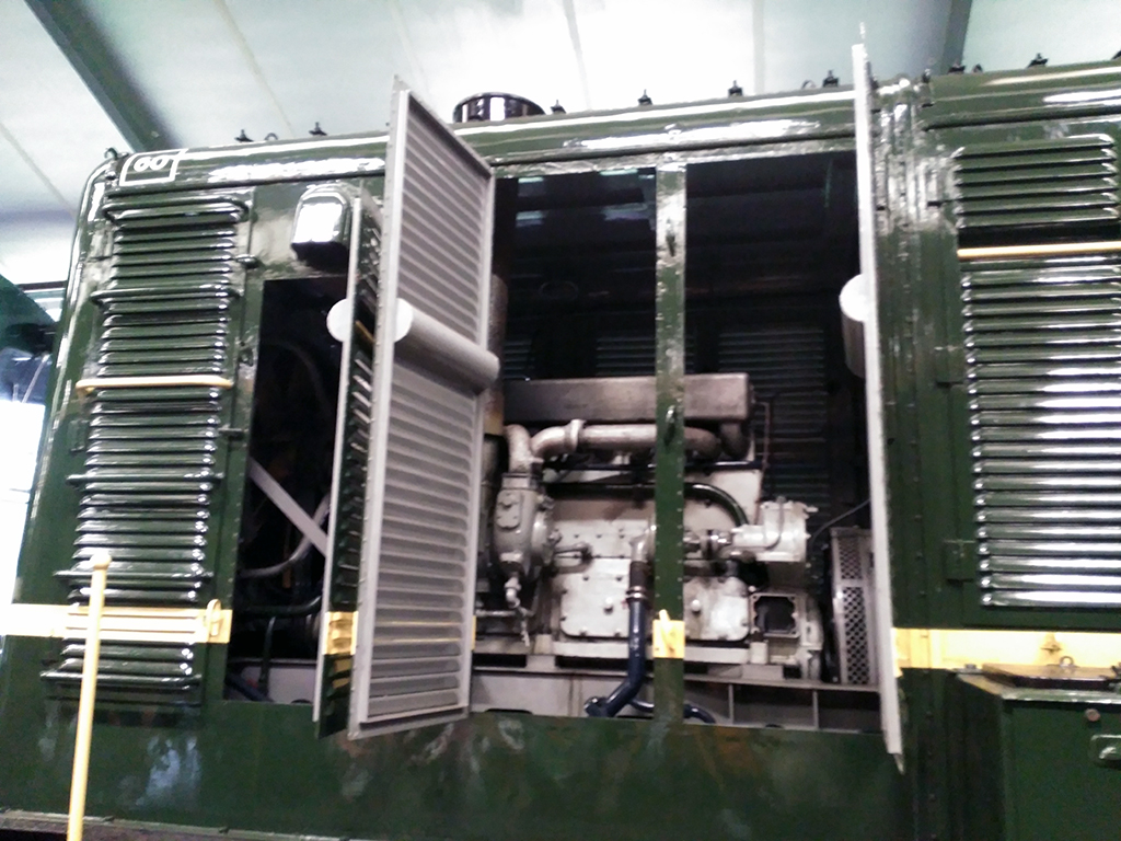 Vista del motor diesel de la locomotora NS 451 de 1956