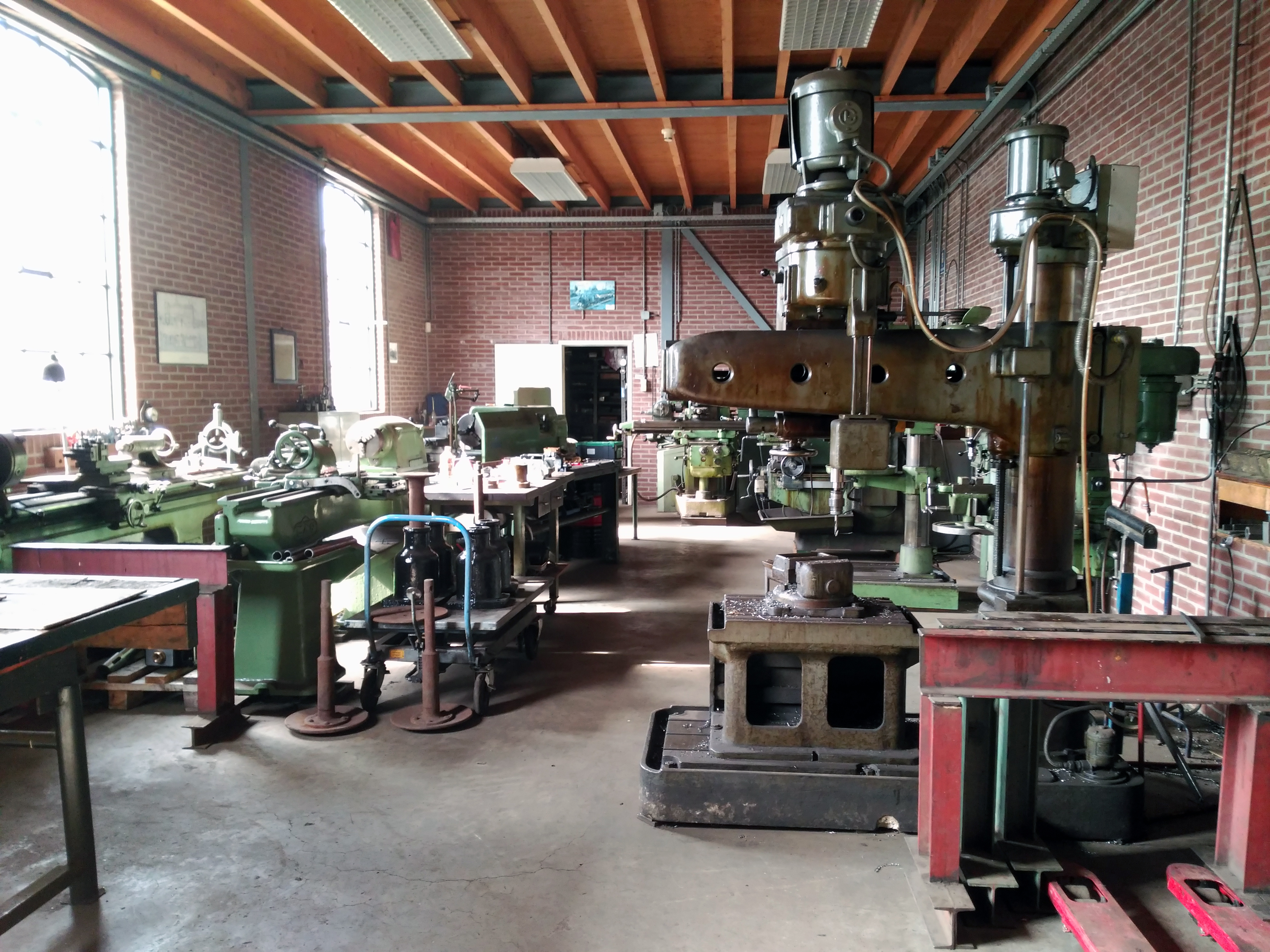 Taller de tornería con la maquinaria necesaria