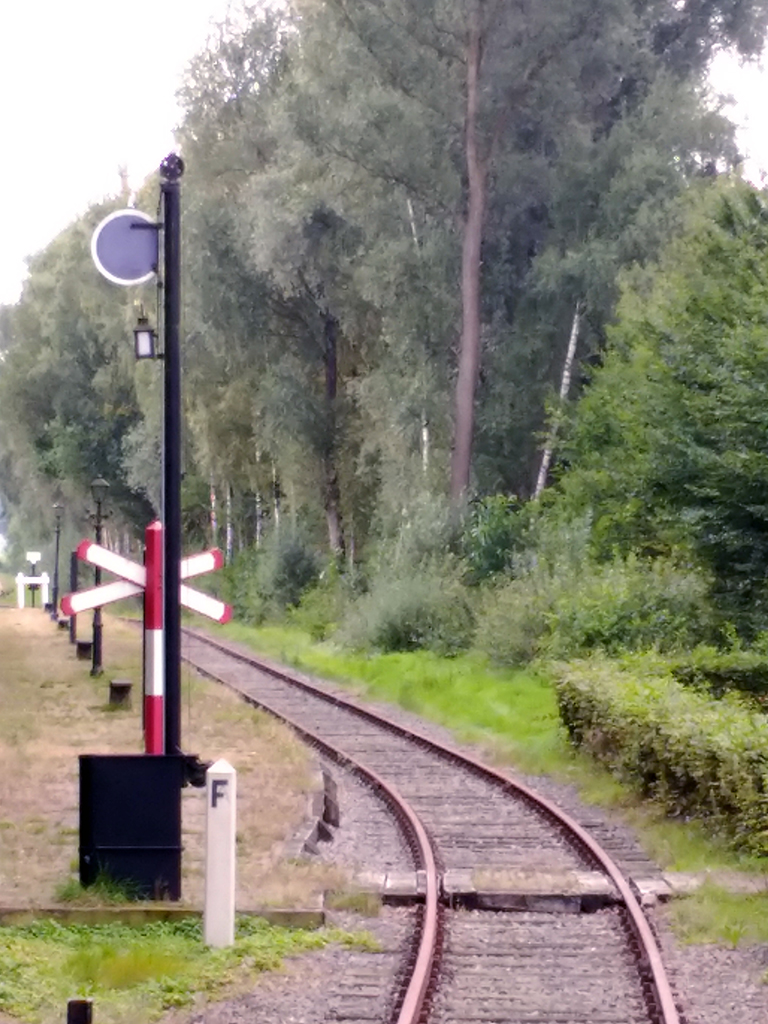 Paso a nivel y señalización correspondiente