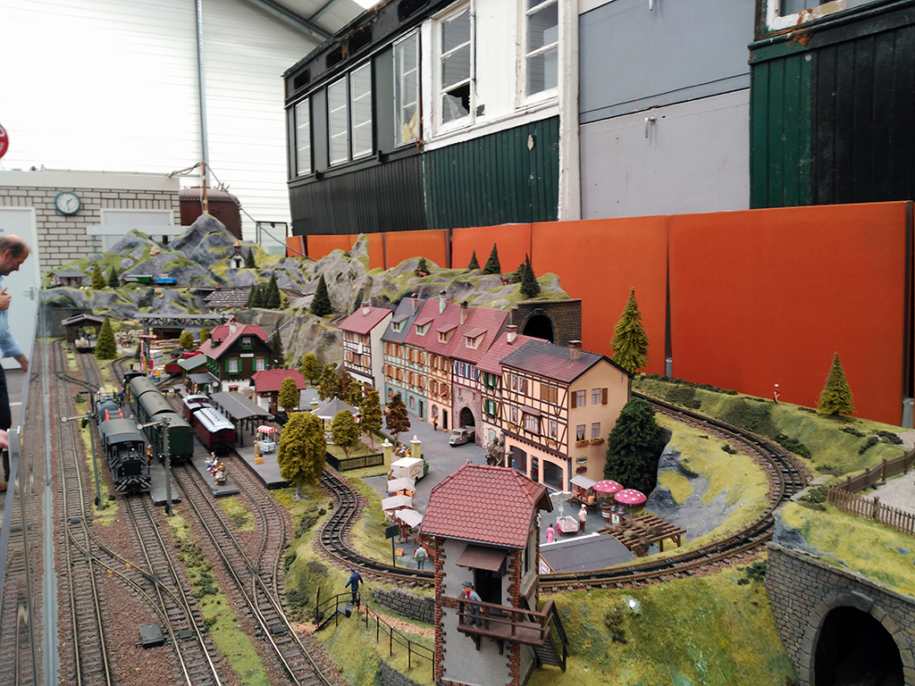 Maqueta de LGB en el fondo de la nave