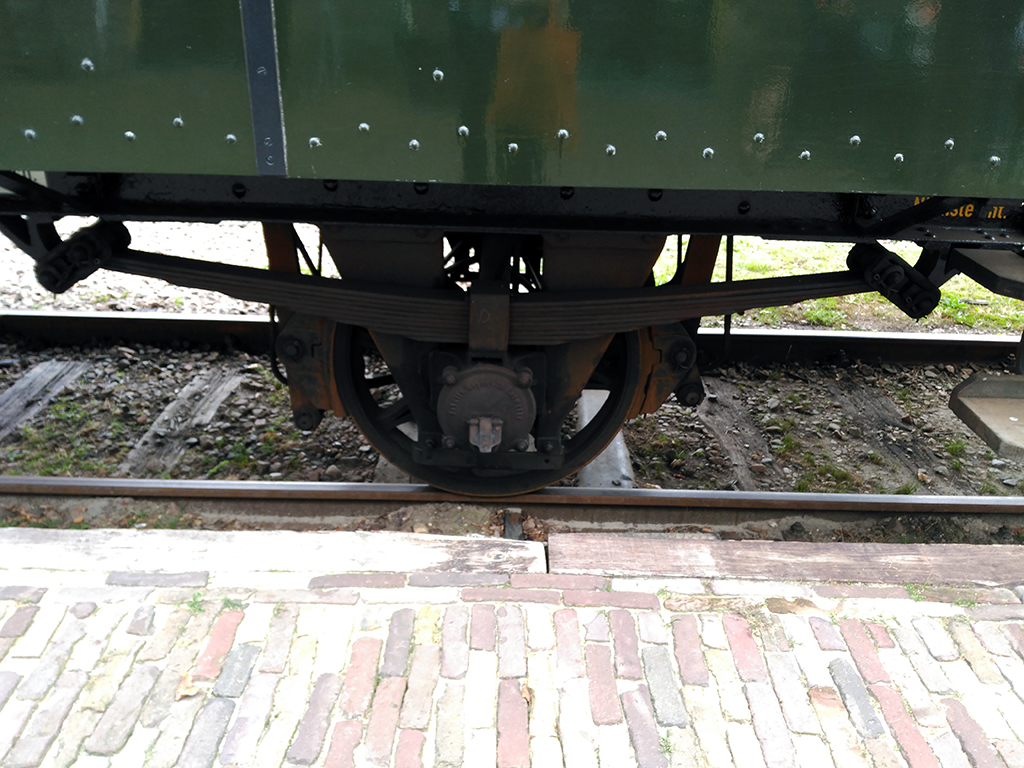 Rueda de radios en coche de pasajeros