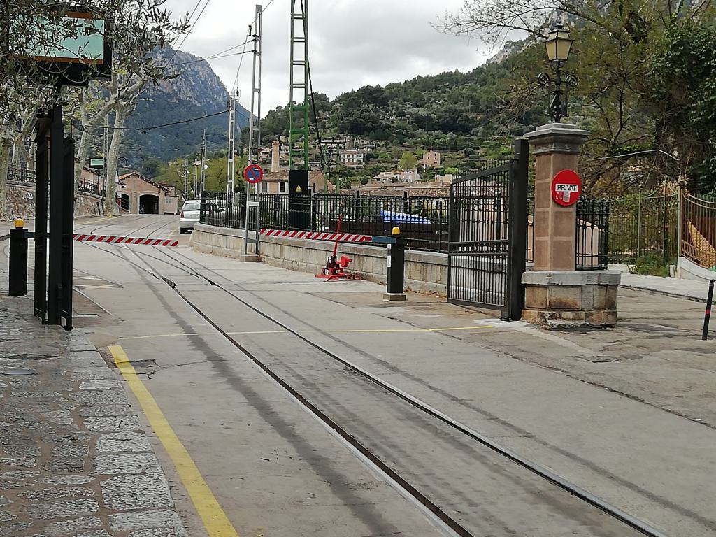 Entrada en rampa a los talleres del tranvía, lugar prohibido a vehículos