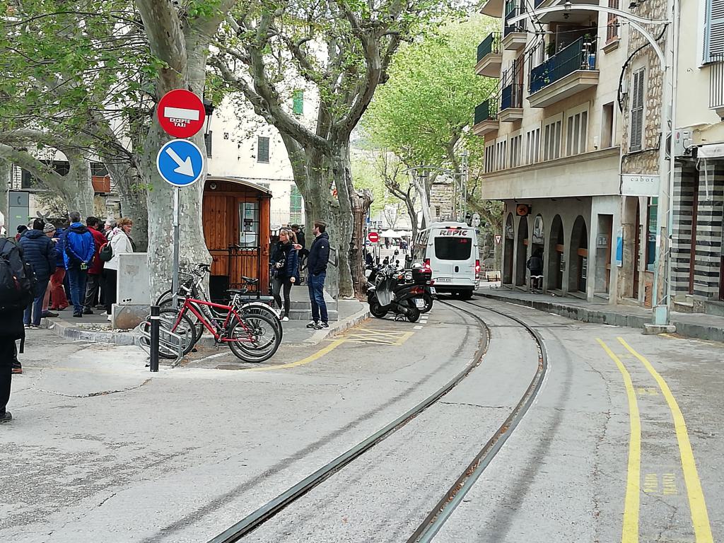 Vía del tranvía inbrincada en el asfalto de la calle, ver la línea amarilla muestra la parada del tranvía