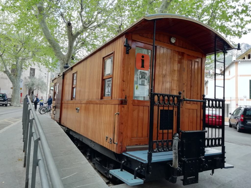 Furgón dedicado a oficina de información y turismo