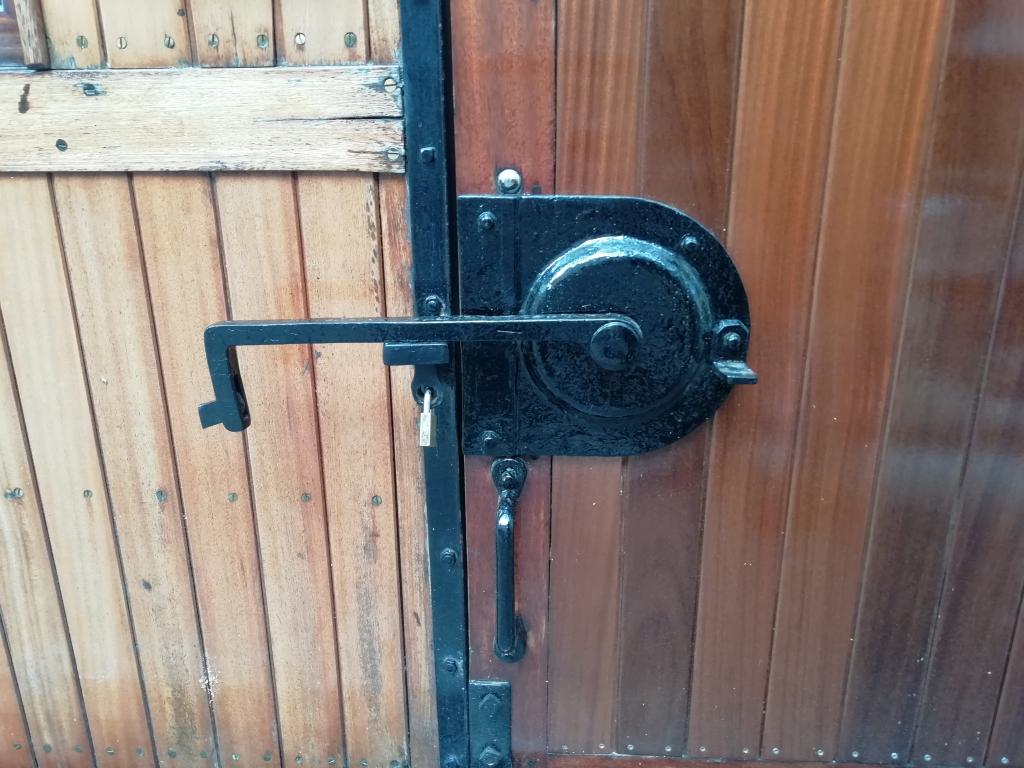 Vía principal y haz de vías para hacer el cambio de automotor